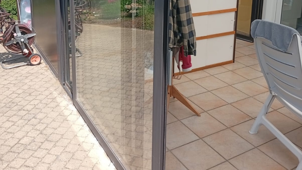 Exemple d’infiltration d’eau par une fenêtre aluminium mal étanchée à Paris